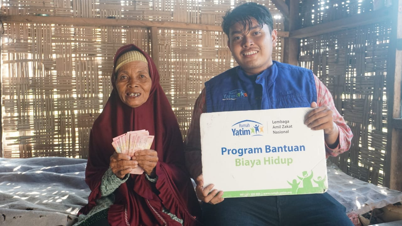 Nenek Sri, Sang Ratu Online Shop dari Desa: Menggenggam Mimpi di Ujung Jari