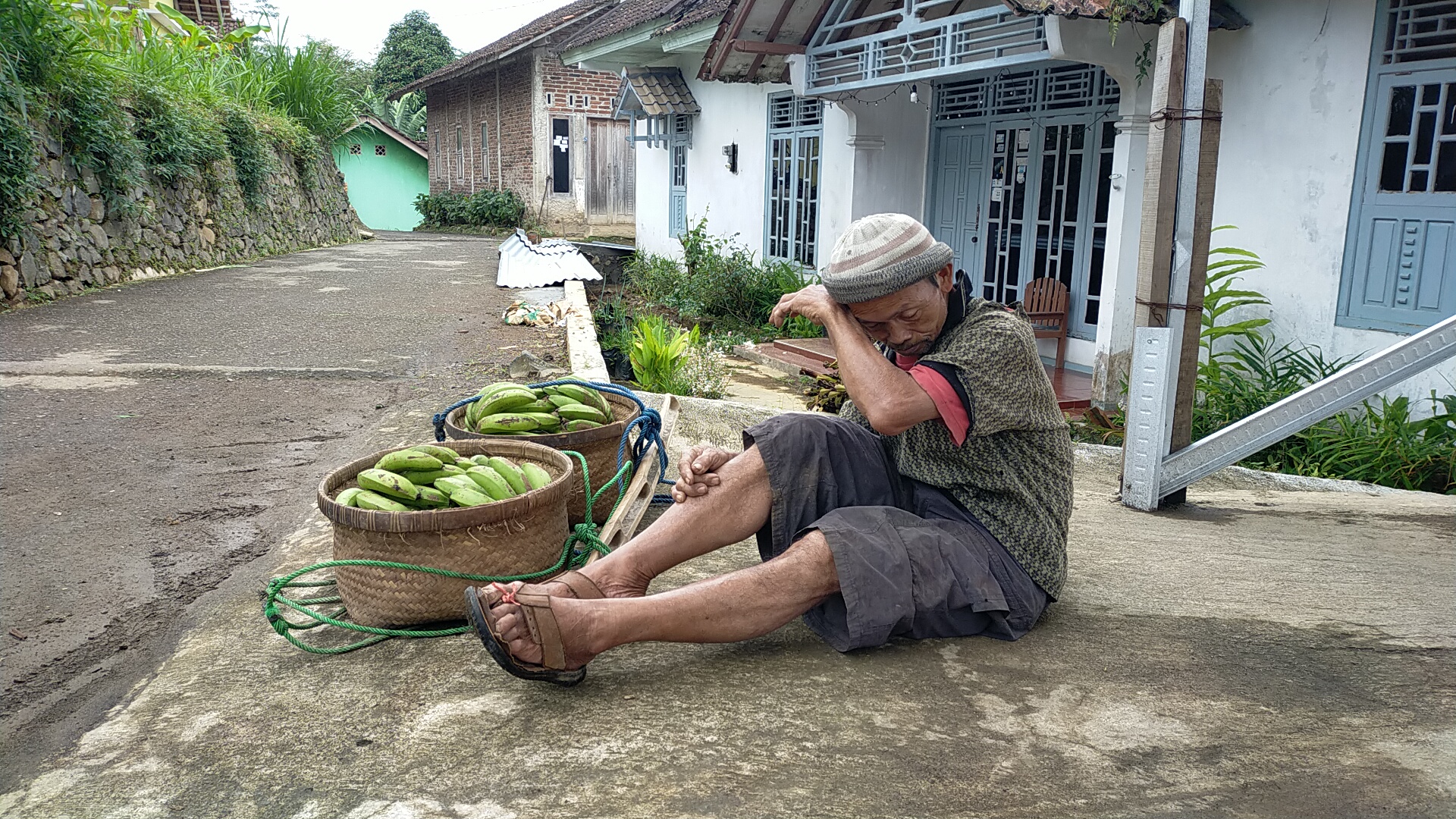 Keliling 5 Km Jual Pisang Kakek 70 Tahun Ini Berjuang Demi Sesuap Nasi Donasi Online 