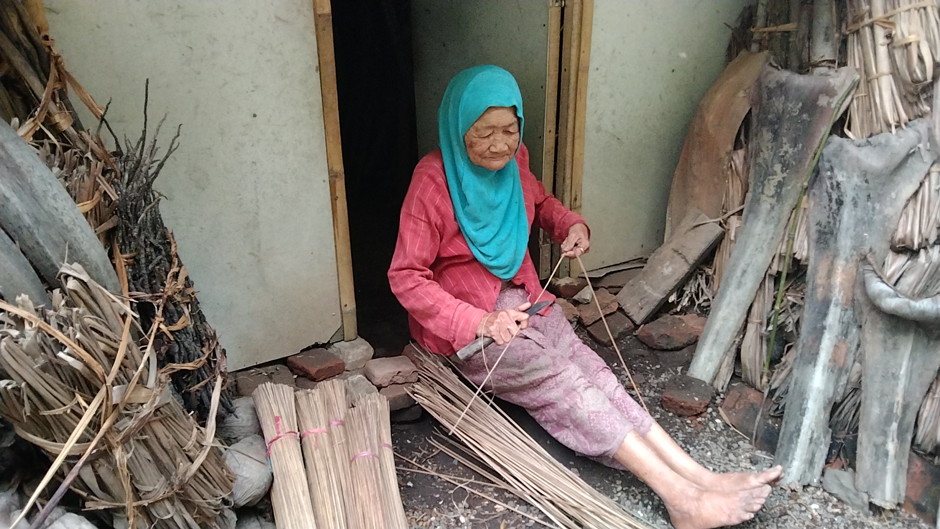 Sebatang Kara Nenek Tunatera Jualan Sapu Lidi Ini Sering Tak Makan Donasi Online